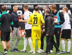 爱游戏-门兴格拉德巴赫训练开放日，国际比赛日远射贴柱引欢呼，法甲在即，阵容厚度经受考验(莱比锡红牛vs门兴格拉德巴赫)